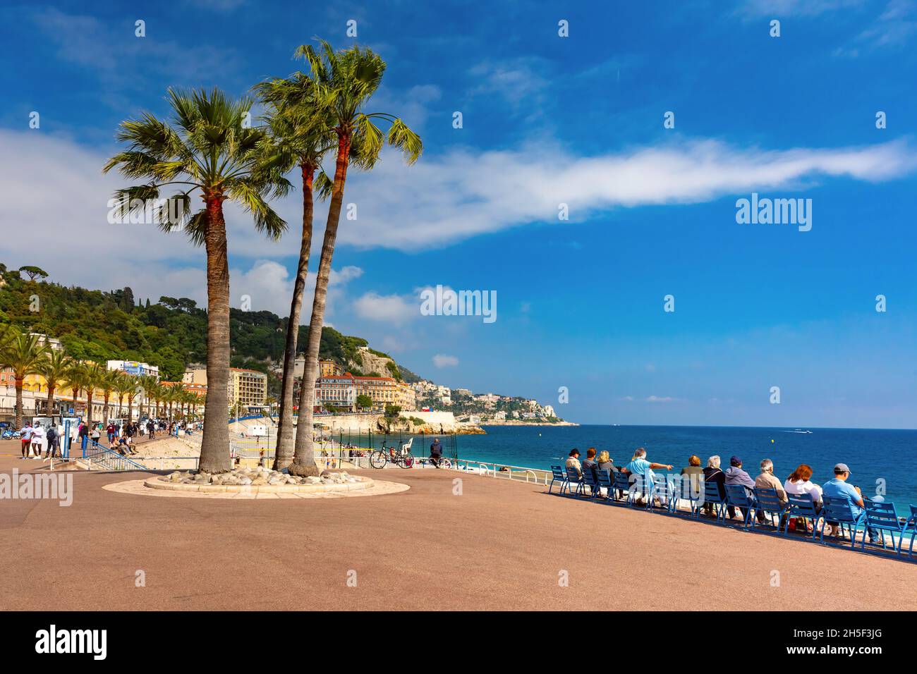Südlicher Bürgersteig mit blauen Stühlen der Promenade des Anglais in Nizza, Französische Riviera, Frankreich Stockfoto