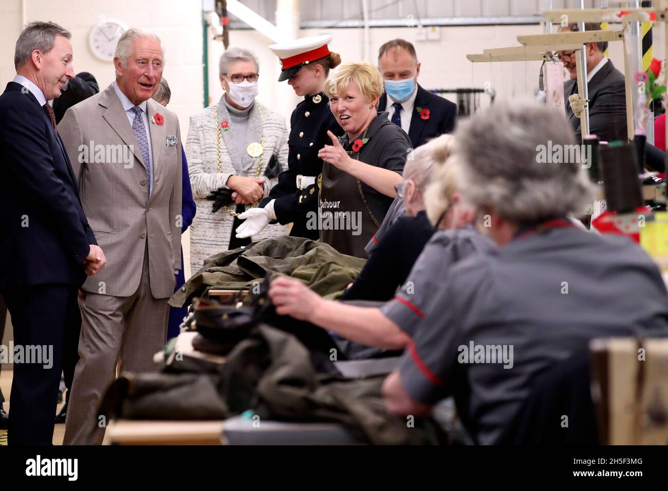 Der Prinz von Wales (zweite links) trifft Mitarbeiter während einer Tour von J Barbour and Sons Ltd in South Shields, um 100 Jahre Nachhaltigkeit zu markieren, während eines Besuchs bei Tyne and Wear. Bilddatum: Dienstag, 9. November 2021. Stockfoto