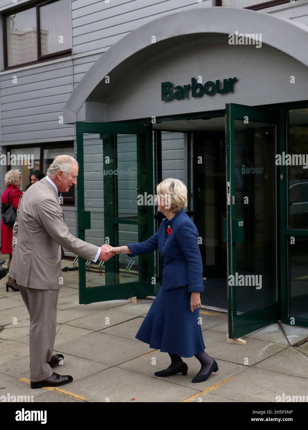 Der Prinz von Wales wird von Dame Margaret Barbour begrüßt, als er zu einer Tour von J Barbour and Sons Ltd in South Shields kommt, um 100 Jahre Nachhaltigkeit zu markieren, während eines Besuchs in Tyne and Wear. Bilddatum: Dienstag, 9. November 2021. Stockfoto