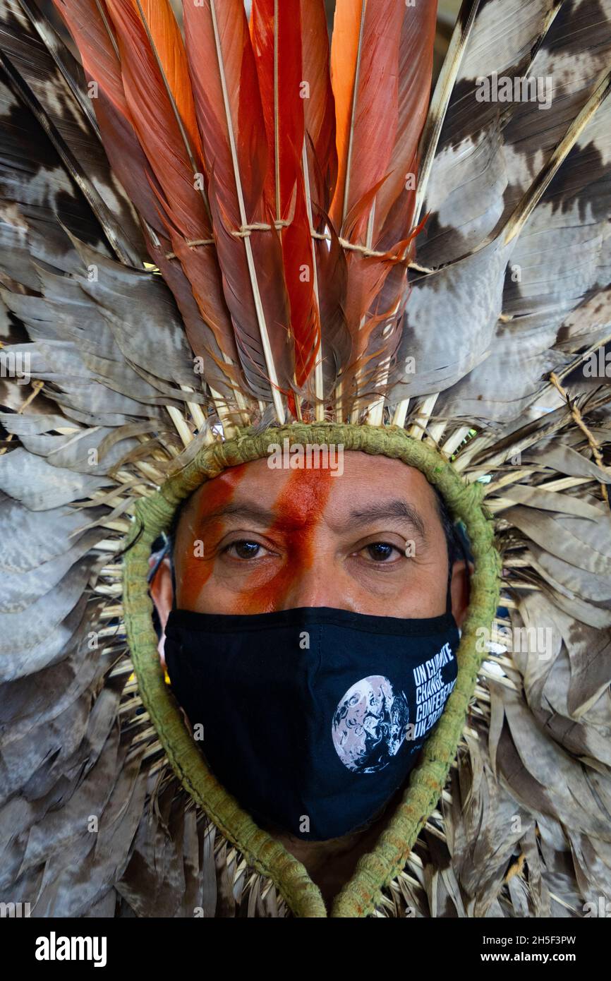 Glasgow, Schottland, Großbritannien. November 2021. Kreta ist ein indigener Beobachter bei der COP26 für eine Operation der Amazonas-Ureinwohner, die hier in seinem traditionellen Federkopfkleid zu sehen ist. Iain Masterton/Alamy Live News. Stockfoto