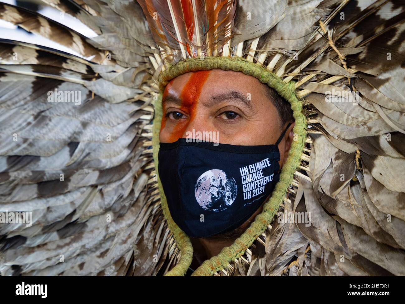 Glasgow, Schottland, Großbritannien. November 2021. Kreta ist ein indigener Beobachter bei der COP26 für eine Operation der Amazonas-Ureinwohner, die hier in seinem traditionellen Federkopfkleid zu sehen ist. Iain Masterton/Alamy Live News. Stockfoto