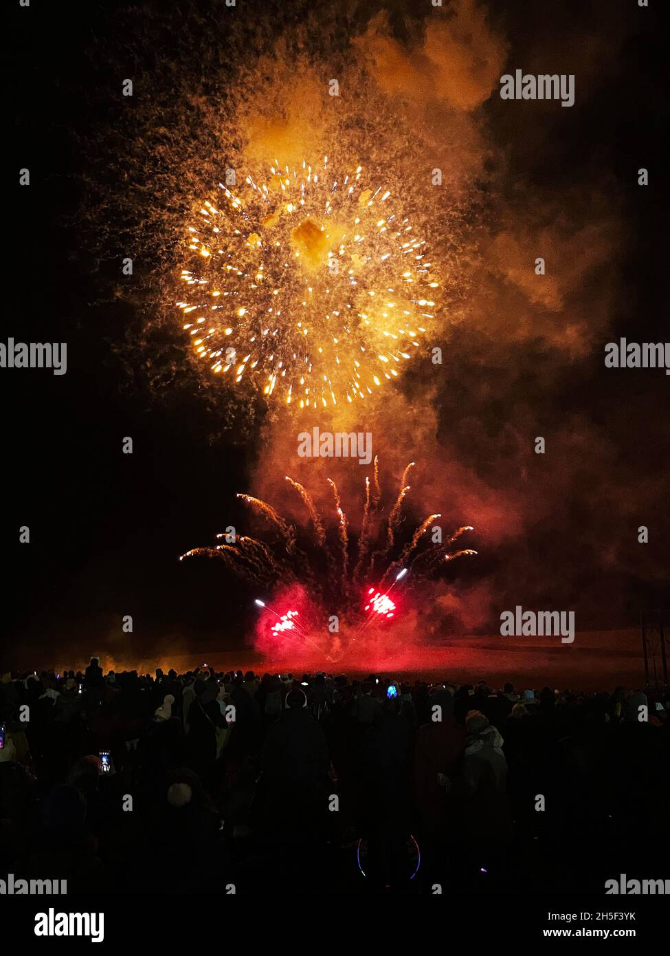 Feuerwerk, das von einer großen Menschenmenge beobachtet wird. Stockfoto