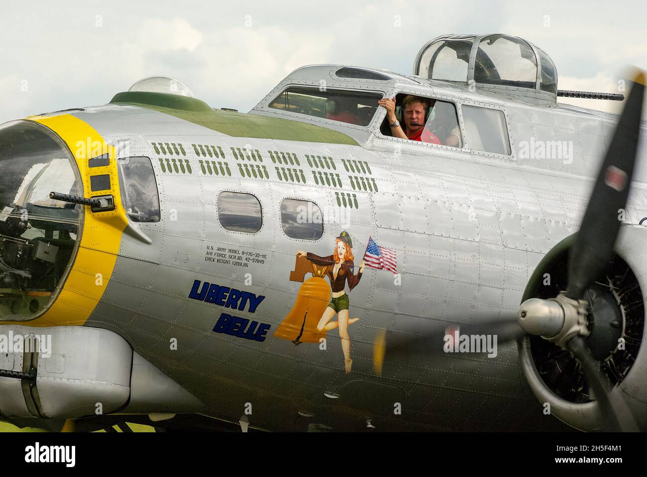 Die Boeing B-17 Flying Fortress aus dem zweiten Weltkrieg nannte Liberty Belle mit weiblicher Figur-Nasenkunst Stockfoto