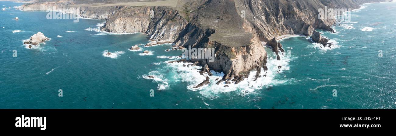 Der Pazifik fließt an die wunderschöne Küste Kaliforniens, nicht weit südlich von Monterey. Der Pacific Coast Highway verläuft direkt entlang dieser Region. Stockfoto