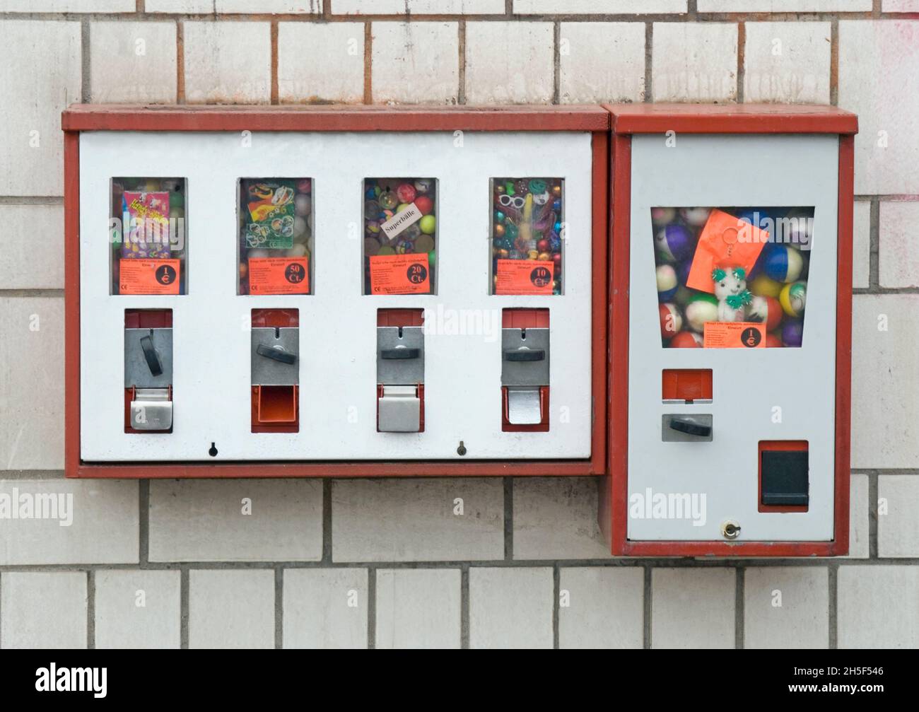 Altmodischer Gummiball- und Spielzeugautomaten in Berlin, Deutschland Stockfoto
