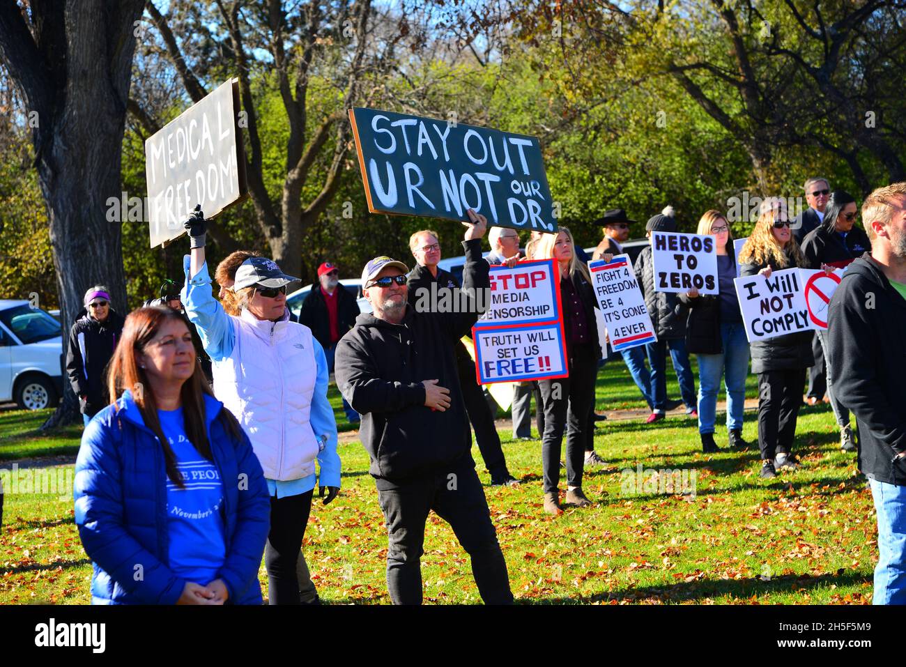 Bismarck, ND . 8. November 2021. Hunderte von Menschen versammelten sich in Capitol, um gegen Mandate für 19 Masken und Impfstoffe und Präsident Joe Biden zu protestieren. Stockfoto