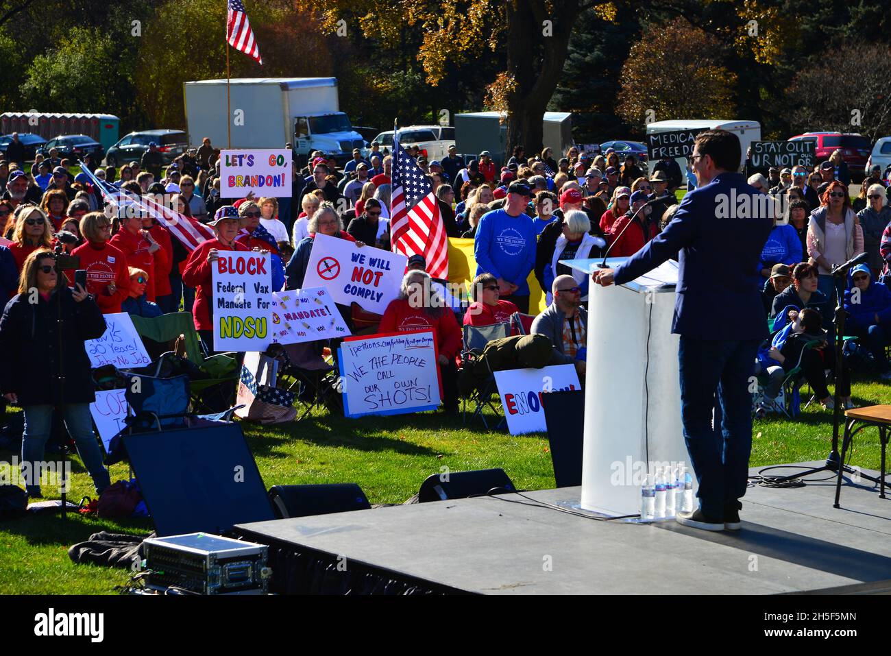 Bismarck, ND . 8. November 2021. Hunderte von Menschen versammelten sich in Capitol, um gegen Mandate für 19 Masken und Impfstoffe und Präsident Joe Biden zu protestieren. Stockfoto