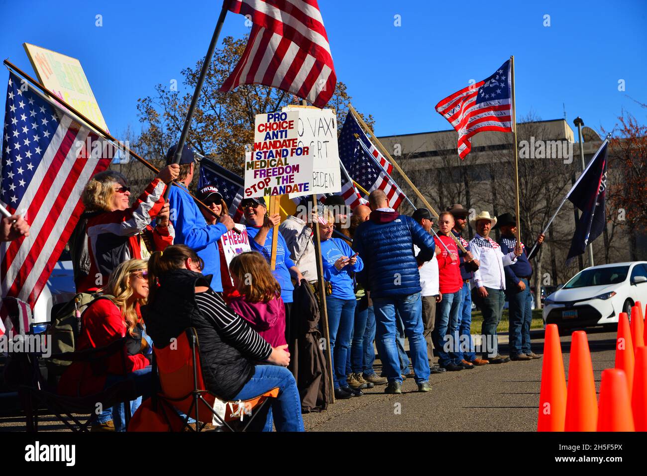 Bismarck, ND . 8. November 2021. Hunderte von Menschen versammelten sich in Capitol, um gegen Mandate für 19 Masken und Impfstoffe und Präsident Joe Biden zu protestieren. Stockfoto