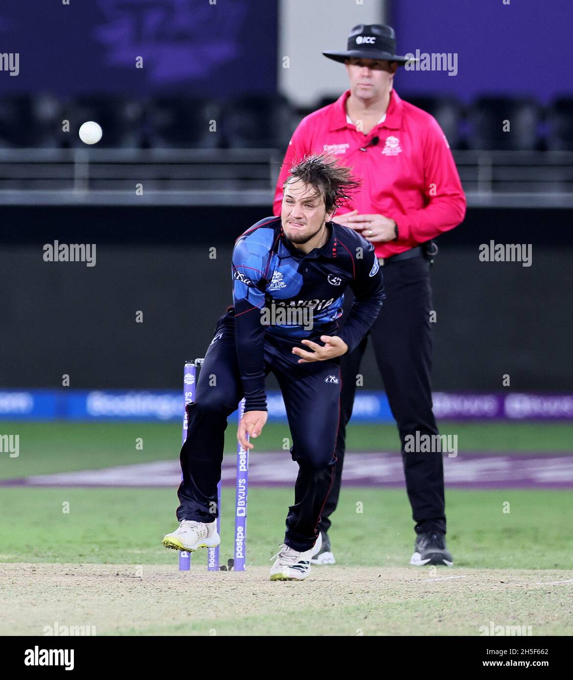 Dubai, VAE, 8. Nov 2021: ICC T20 WORLD CUP : Indien gegen Amobia : Loftie Eaton von Nabibia im Bowling-Spiel während des ICC T20 World Cup Match am Montag Stockfoto