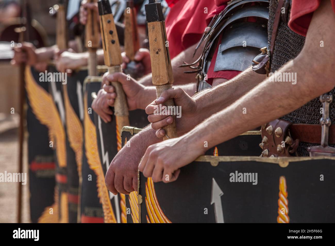 Römische Legionäre in Formation. Hände, die Pila oder Javeline halten. Schwache Adlerflügel- und Donnerschlag-Motive auf der Skuta Stockfoto