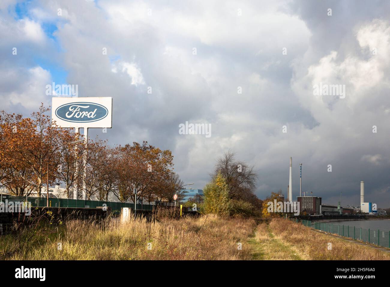 Großes werbeschild an der Furt Automobilwerk im Stadtteil Niehl, Köln, Deutschland großes Werbeschild an den Ford-Werken in Niehl, Stockfoto