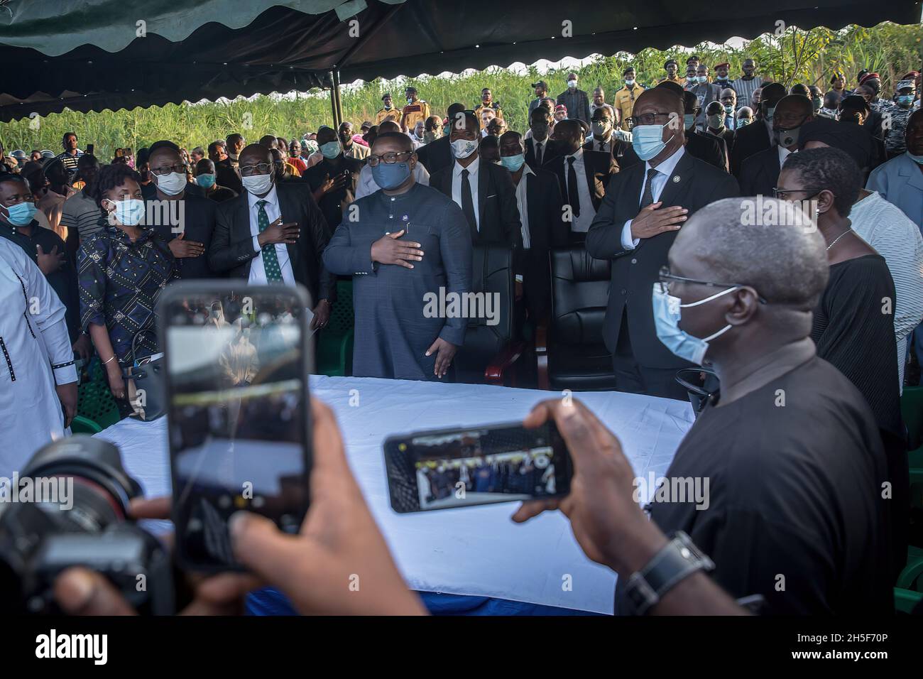 Der Präsident von Sierra Leone, Julius Maada Bio, nimmt an einer Massenbestattung für die Opfer einer Tanker-Explosion in Freetown Teil. Mindestens 107 Menschen wurden getötet, nachdem ein sich drehender Tanker von einem LKW mit Geschwindigkeit getroffen wurde und der auslaufende Kraftstoff in Brand geriet. Zu den Opfern zählten Kauffrauen, Motorradfahrer, die eilig den Kraftstoff abholen, und Passagiere in Minibussen. (Foto von Sally Hayden / SOPA Images/Sipa USA) Stockfoto