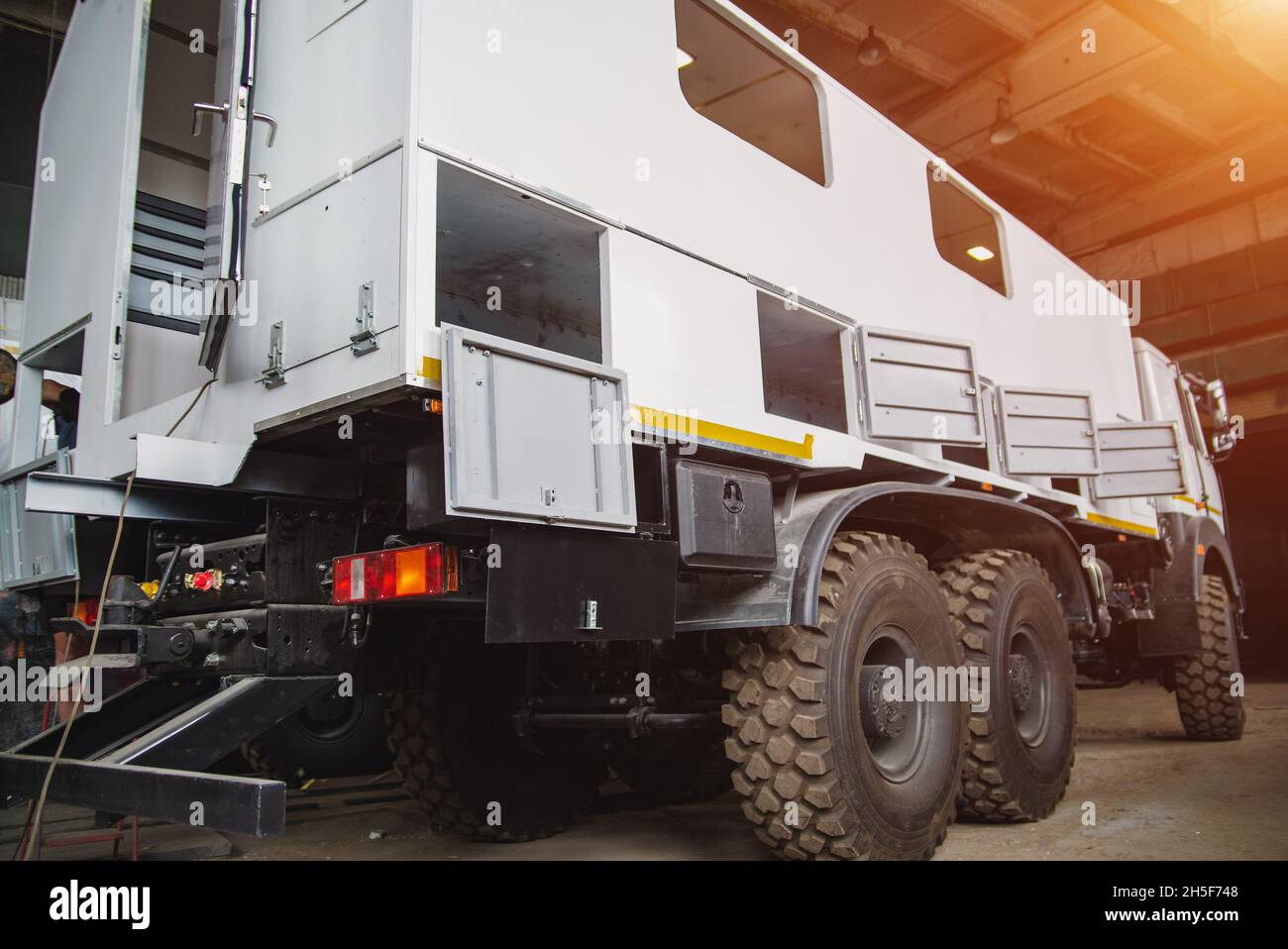 Spezieller Transport für den Transport von Menschen zum Arbeitsplatz. Stockfoto