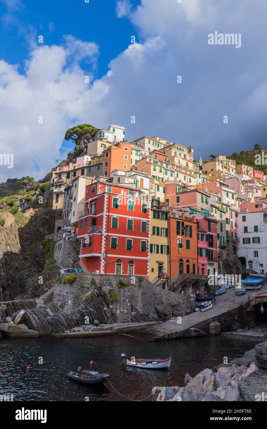 Riomaggiore, Italien - 3. Oktober 2021: Riomaggiore farbenfrohes Fischerdorf, Seestücke in fünf Ländern, Nationalpark Cinque Terre, Ligurien, Italien Stockfoto