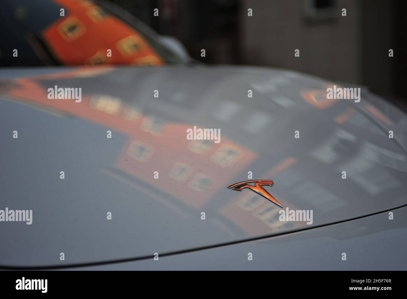 Eine coole Spiegelung von Backsteingebäuden auf einem Tesla-Abzeichen Stockfoto