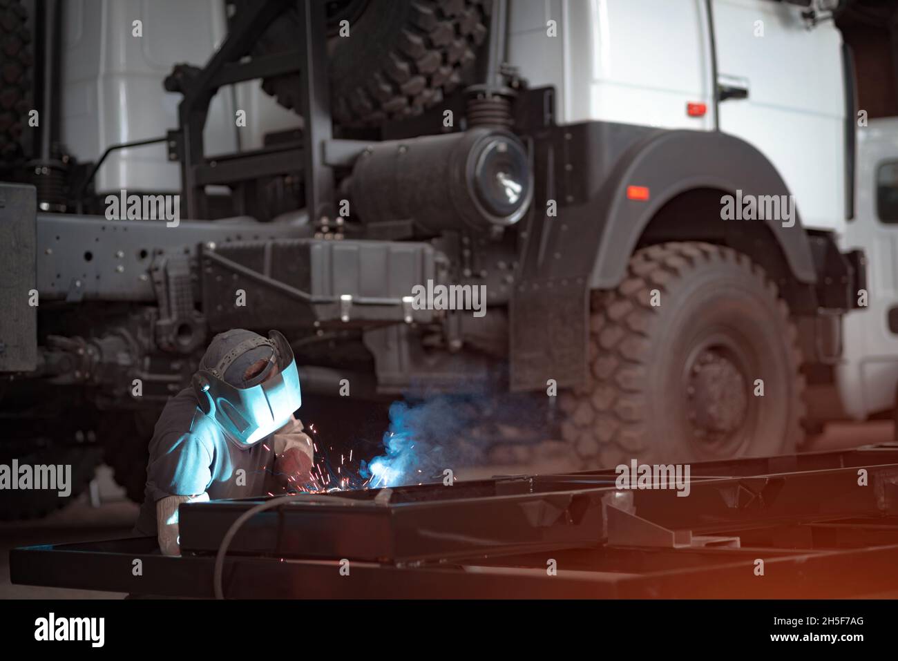 Schweißer in einer Autowerkstatt schweißt einen LKW-Rahmen Stockfotografie  - Alamy