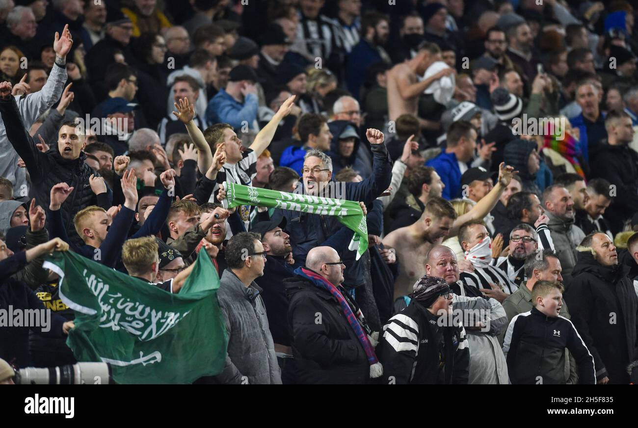 Newcastle-Fans während des Premier League-Spiels zwischen Brighton & Hove Albion und Newcastle United im Amex Stadium in Brighton, Großbritannien - 6. November 2021 - nur für redaktionelle Verwendung. Keine Verkaufsförderung. Für Football-Bilder gelten Einschränkungen für FA und Premier League. Keine Nutzung des Internets/Handys ohne FAPL-Lizenz - für Details wenden Sie sich an Football Dataco Stockfoto