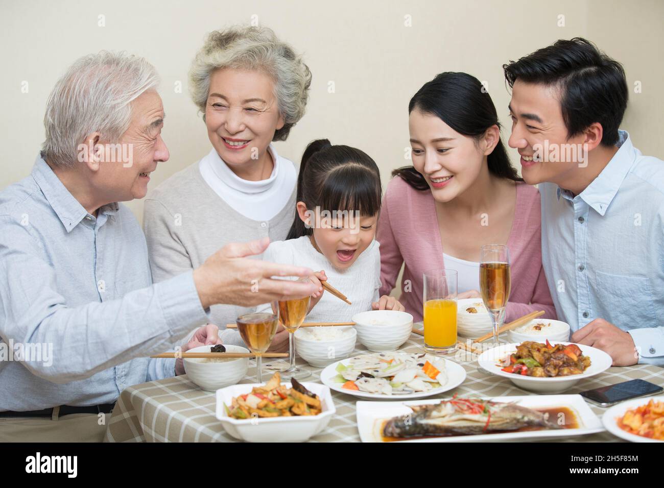 Die Familie, die glücklich zu essen Stockfoto