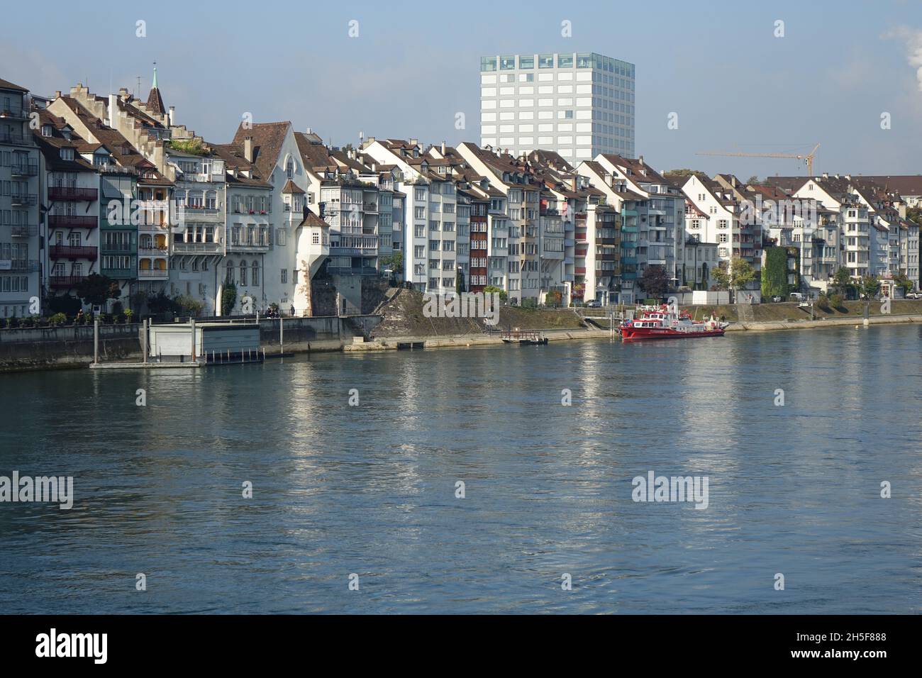 Blick über den Rhein von Kleinbasel nach Grossbasel an einem sonnigen Spätsommertag, Basel, Schweiz Stockfoto