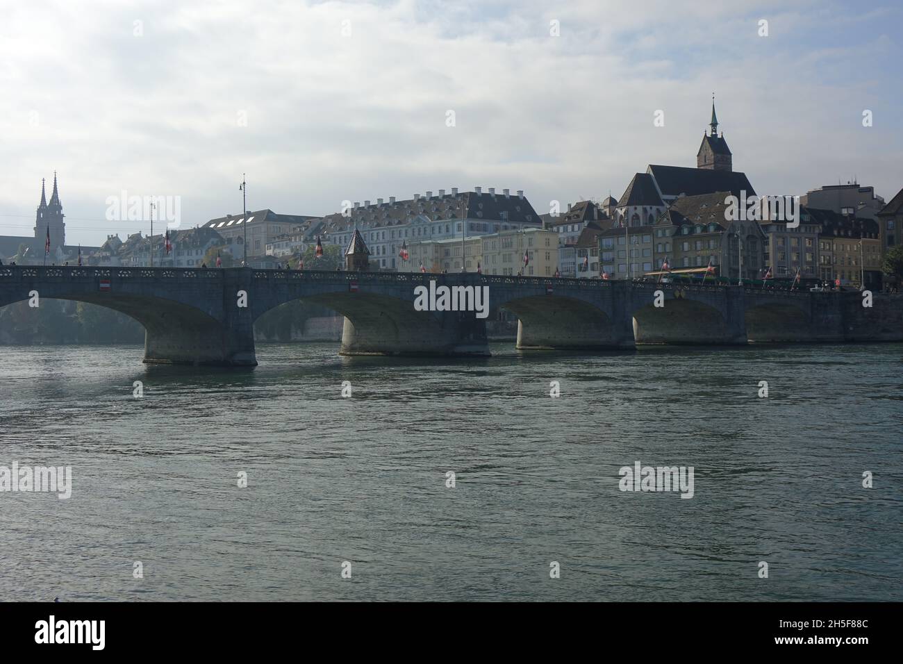 Blick über den Rhein von Kleinbasel auf die mittlere Brücke und Grossbasel an einem sonnigen Spätsommertag, Basel, Schweiz Stockfoto