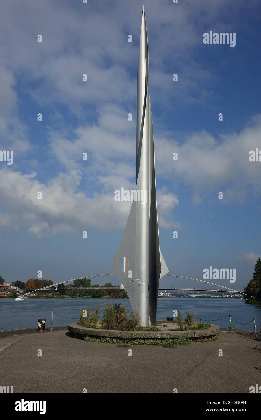 Metallskulptur im Rheinhafen Kleinhüningen symbolisiert das Dreiecksgebiet an der Flussmitte Schweiz Deutschland Frankreich, Basel, Schweiz Stockfoto