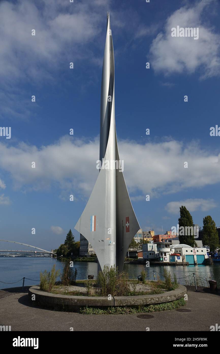 Metallskulptur im Rheinhafen Kleinhüningen symbolisiert das Dreiecksgebiet an der Flussmitte Schweiz Deutschland Frankreich, Basel, Schweiz Stockfoto