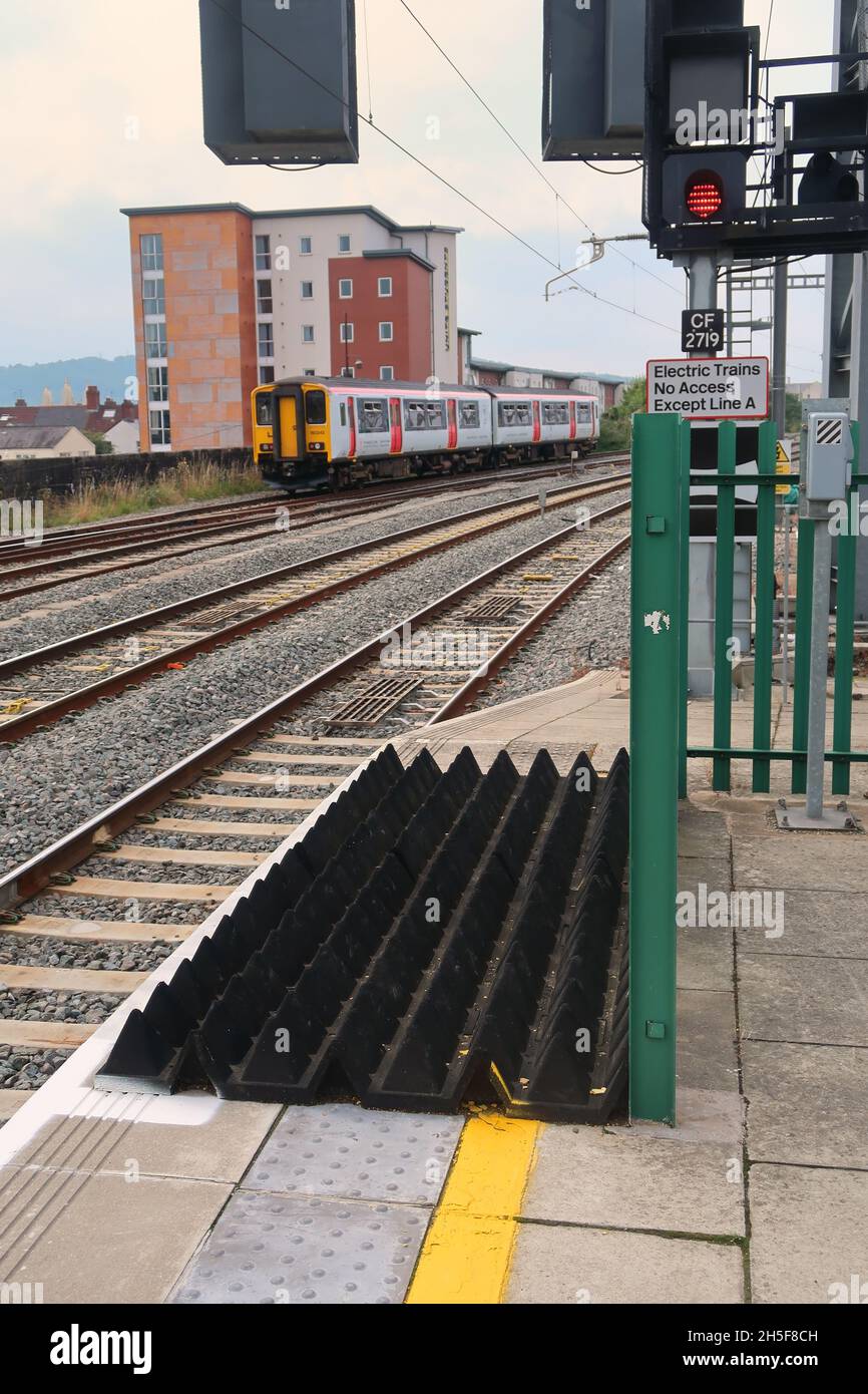 Anti-Trespass-Paneele am Ende des Bahnsteigs am Bahnhof Cardiff Central. Stockfoto