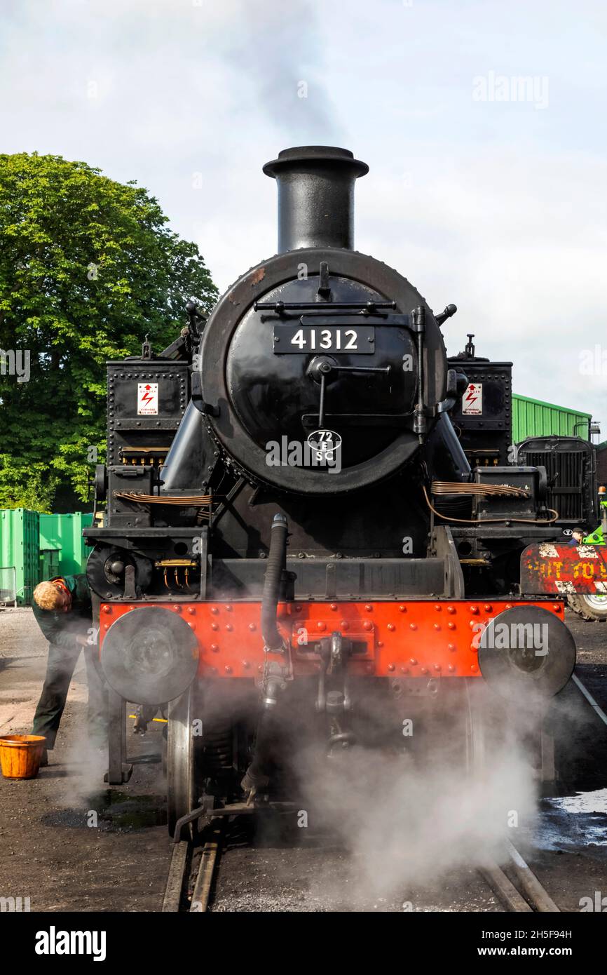 England, Hampshire, Ropley, Ropley Station, die Mid-Hants Heritage Railway alias The Watercress Line, Engineer Cleaning Steam Train Engine Stockfoto