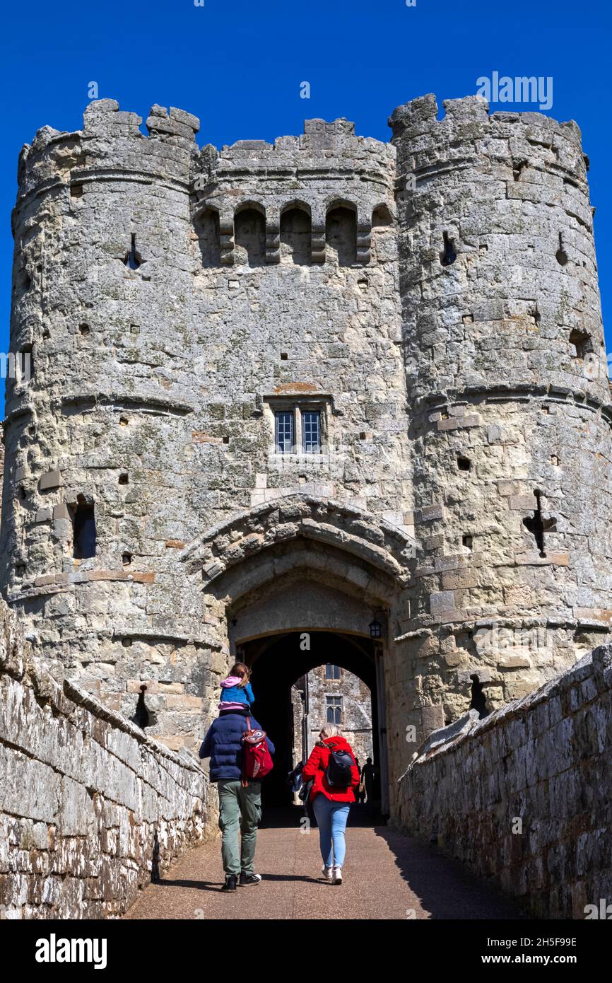 England, Isle of Wight, Newport, Carisbrooke Castle, Paar mit Kind beim Betreten des Haupttors Stockfoto