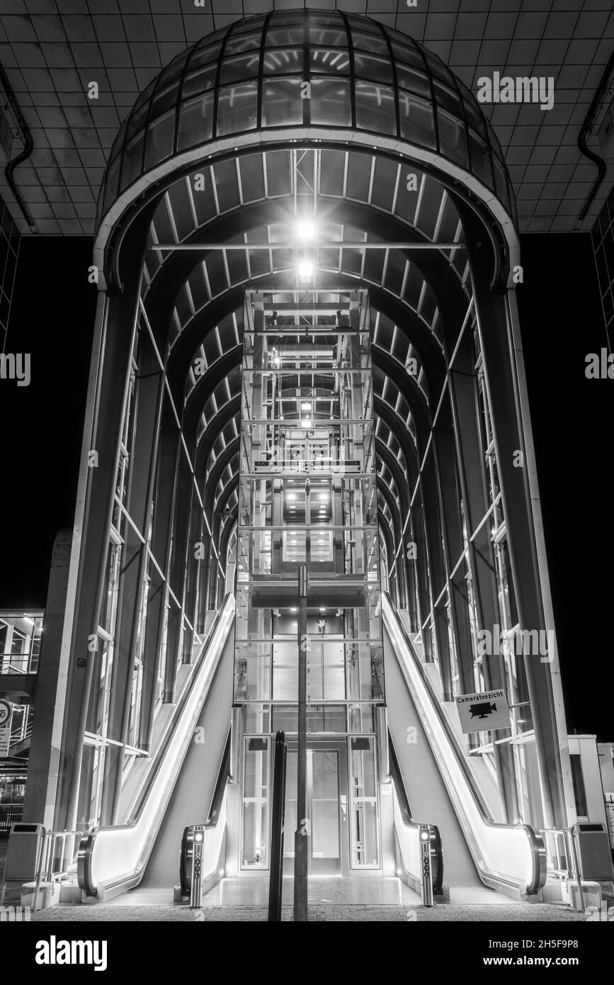 Futuristischer und abstrakter schwarz-weißer Tunneleingang mit Rolltreppe und Aufzug, Nachtansicht der Nelson-Mandela-Brücke über den A12-Highway in Zoet Stockfoto