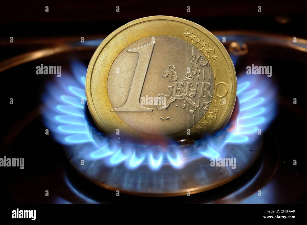 Euromünze brennt in Gasflamme Stockfoto