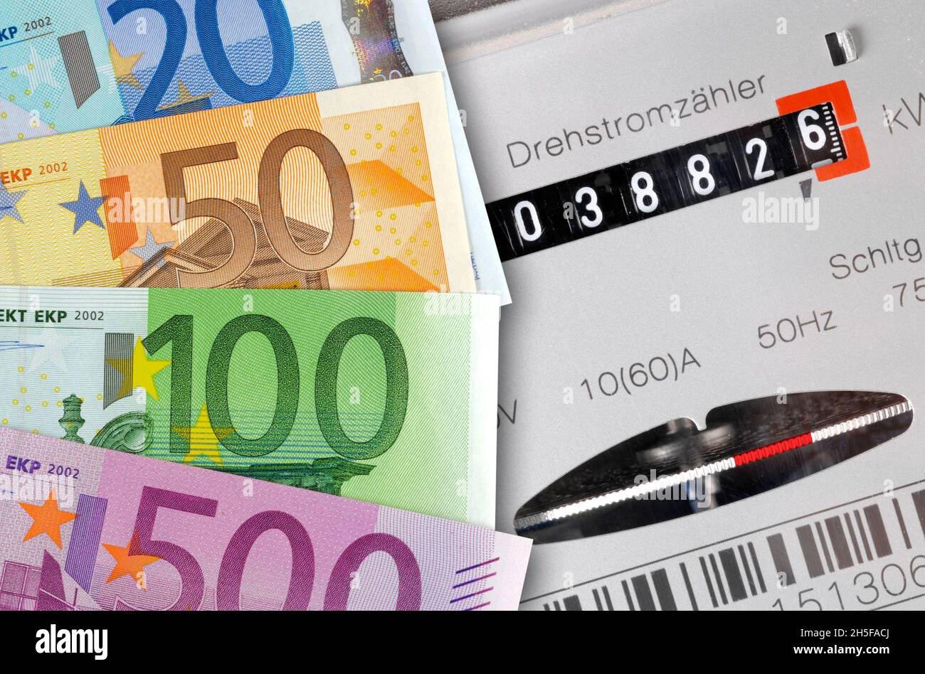 Euro-Banknoten und Nebenkosten für Energie Stockfoto