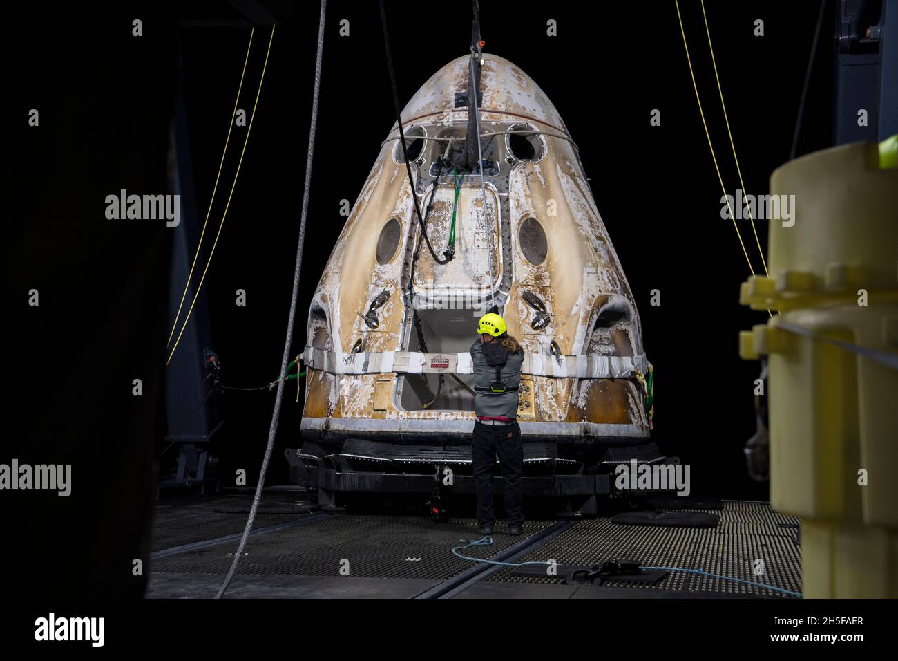 Pensecola, Vereinigte Staaten Von Amerika. November 2021. Pensecola, Vereinigte Staaten von Amerika. 08. November 2021. Die Raumsonde SpaceX Crew Dragon Endeavour wird nach dem Abplatzen im Golf von Mexiko am 8. November 2021 vor der Küste von Pensecola, Florida, auf das GO Navigator-Wiederherstellungsschiff gehoben. Die Kapsel trug die SpaceX Crew-2 NASA-Astronauten Shane Kimbrough, Megan McArthur, JAXA-Astronaut Aki Hoshide und ESA-Astronaut Thomas Pesquet von der Internationalen Raumstation zur Erde zurück. Quelle: Aubrey Gemignani/NASA/Alamy Live News Stockfoto