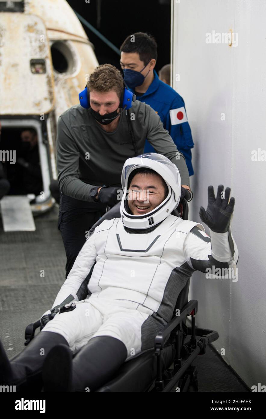 Pensecola, Vereinigte Staaten Von Amerika. November 2021. Pensecola, Vereinigte Staaten von Amerika. 08. November 2021. Der Astronaut Aki Hoshide der japanischen Luft- und Raumfahrtagentur wird nach dem Abplatschen im Golf von Mexiko am 8. November 2021 vor der Küste von Pensecola, Florida, aus der Raumsonde SpaceX Crew Dragon Endeavour geholfen. Die Kapsel trug die SpaceX Crew-2 NASA-Astronauten Shane Kimbrough, Megan McArthur, JAXA-Astronaut Aki Hoshide und ESA-Astronaut Thomas Pesquet von der Internationalen Raumstation zur Erde zurück. Quelle: Aubrey Gemignani/NASA/Alamy Live News Stockfoto