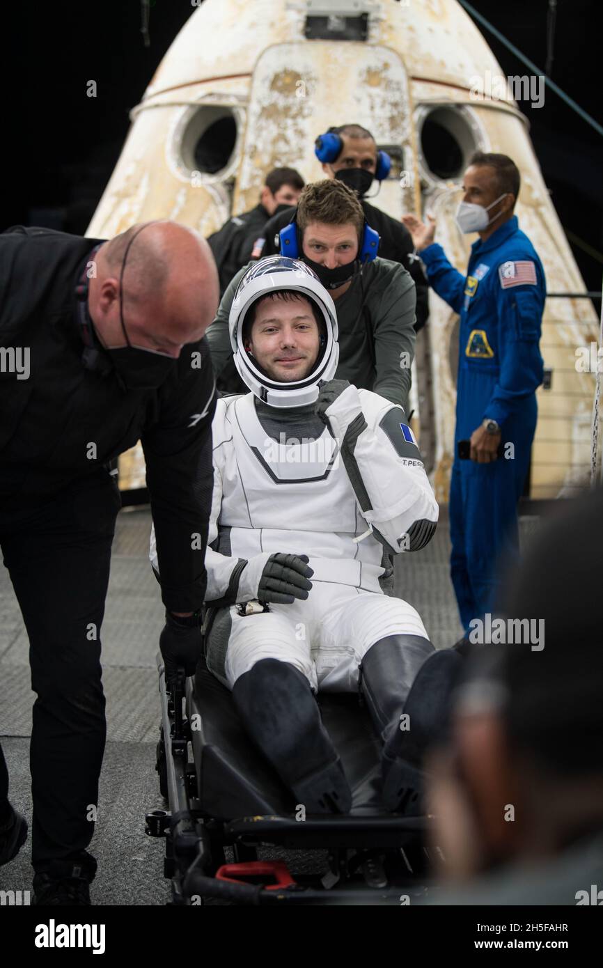 Pensecola, Vereinigte Staaten Von Amerika. November 2021. Pensecola, Vereinigte Staaten von Amerika. 08. November 2021. Der Astronaut der Europäischen Weltraumorganisation, Thomas Pesquet, wird nach dem Abplatschen im Golf von Mexiko am 8. November 2021 vor der Küste von Pensecola, Florida, aus der Raumsonde SpaceX Crew Dragon Endeavour gehofft. Die Kapsel trug die SpaceX Crew-2 NASA-Astronauten Shane Kimbrough, Megan McArthur, JAXA-Astronaut Aki Hoshide und ESA-Astronaut Thomas Pesquet von der Internationalen Raumstation zur Erde zurück. Quelle: Aubrey Gemignani/NASA/Alamy Live News Stockfoto