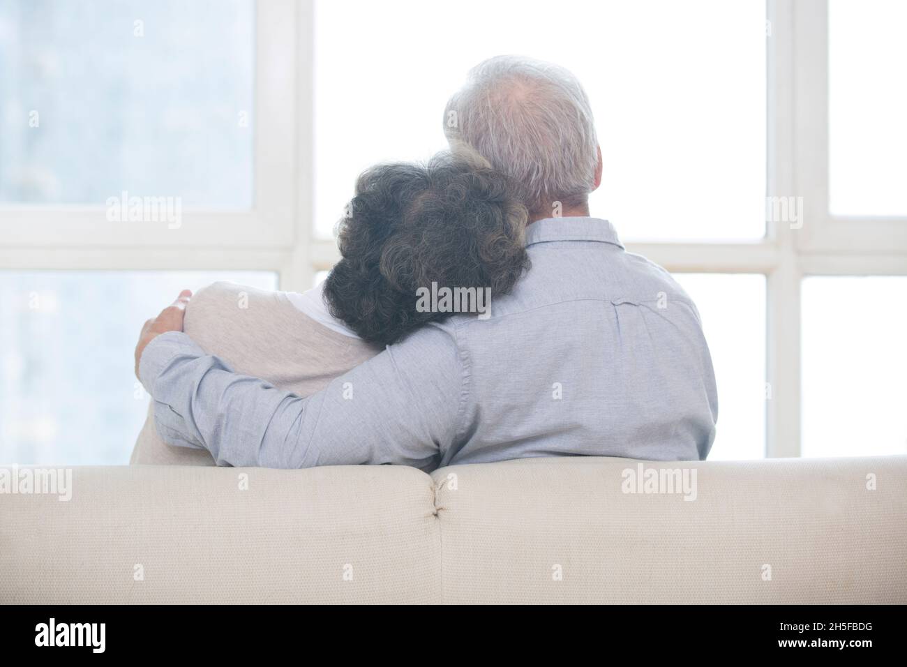 Ein älteres Paar kuschelt auf dem Sofa Stockfoto