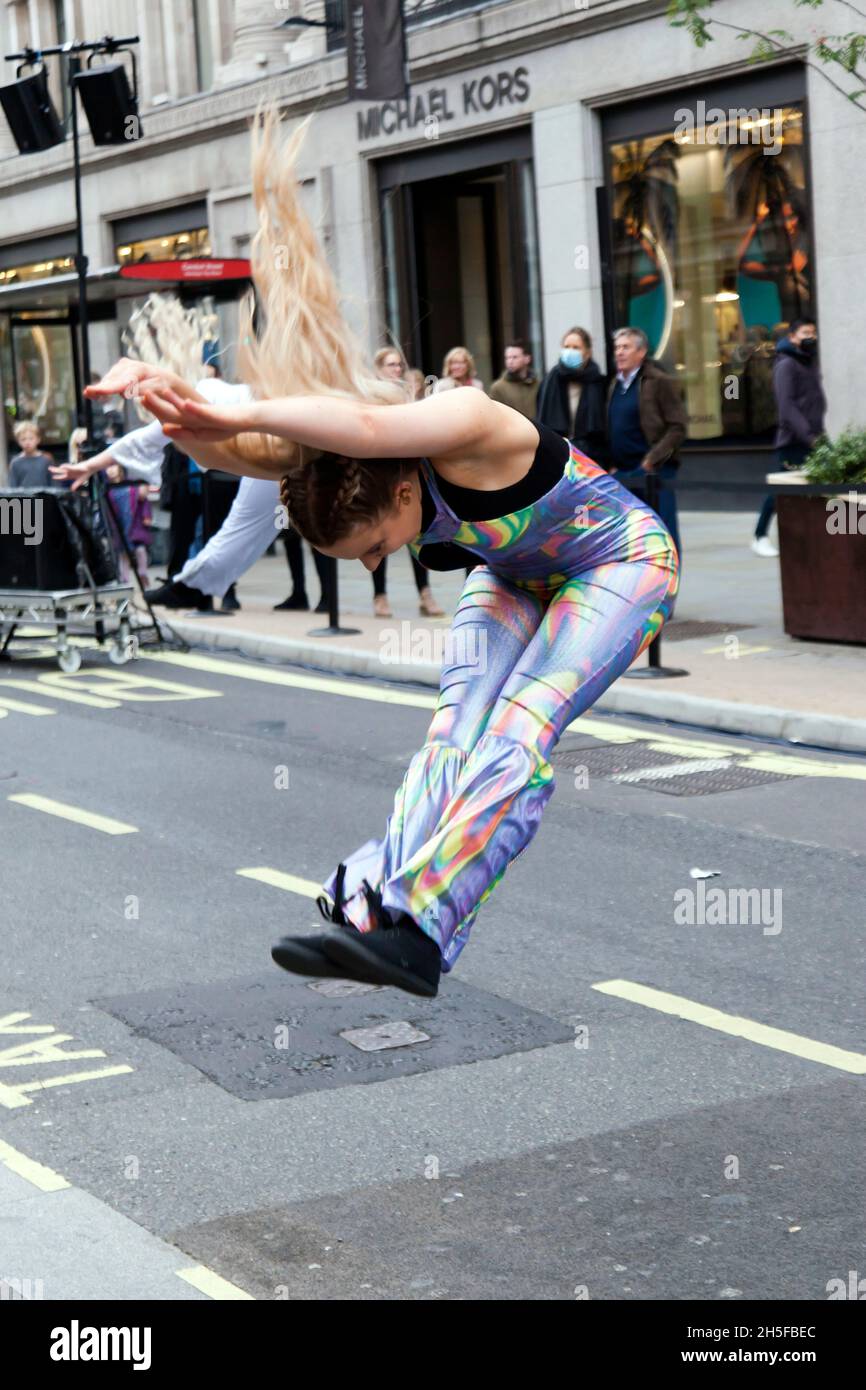 The West End Kids Performing at the Regents Street Motor Show, November 2021 Stockfoto