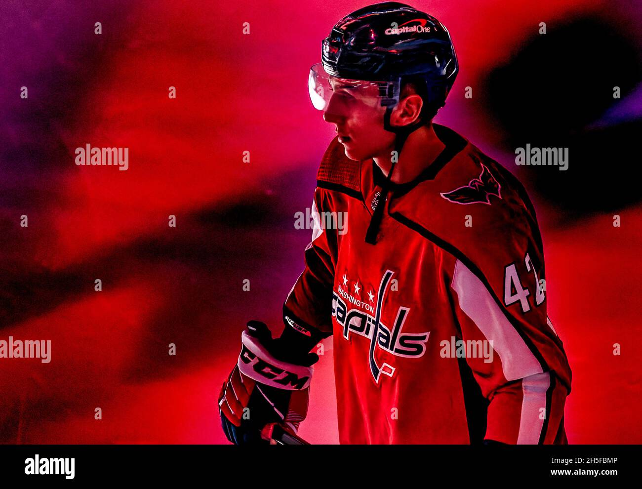 WASHINGTON, DC - NOVEMBER 08: Washington Capitals Verteidiger Martin Fehervary (42) vor einem NHL-Spiel zwischen den Washington Capitals und den Buffalo Stockfoto