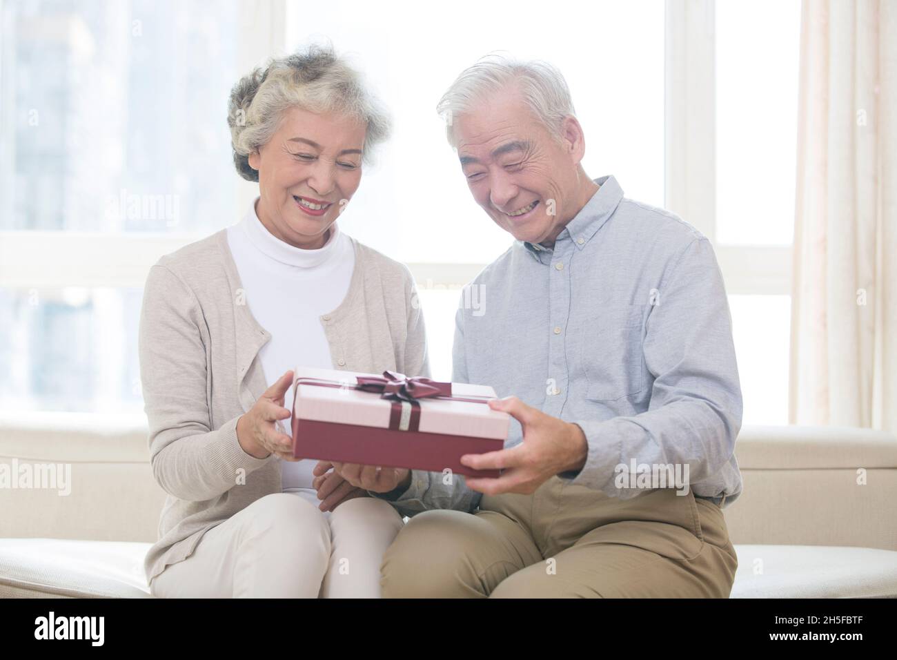 Alter Mann, der seiner Frau Geschenke gibt Stockfotografie - Alamy