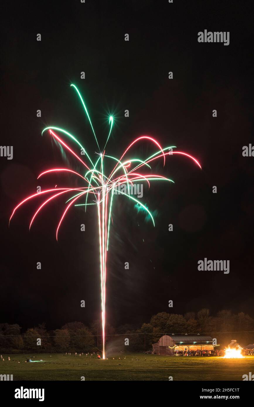 Lagerfeuernacht und Feuerwerk auf der Gemeinschaftswiese in der kleinen walisischen Stadt Presteigne, Powys, Wales, Großbritannien Stockfoto