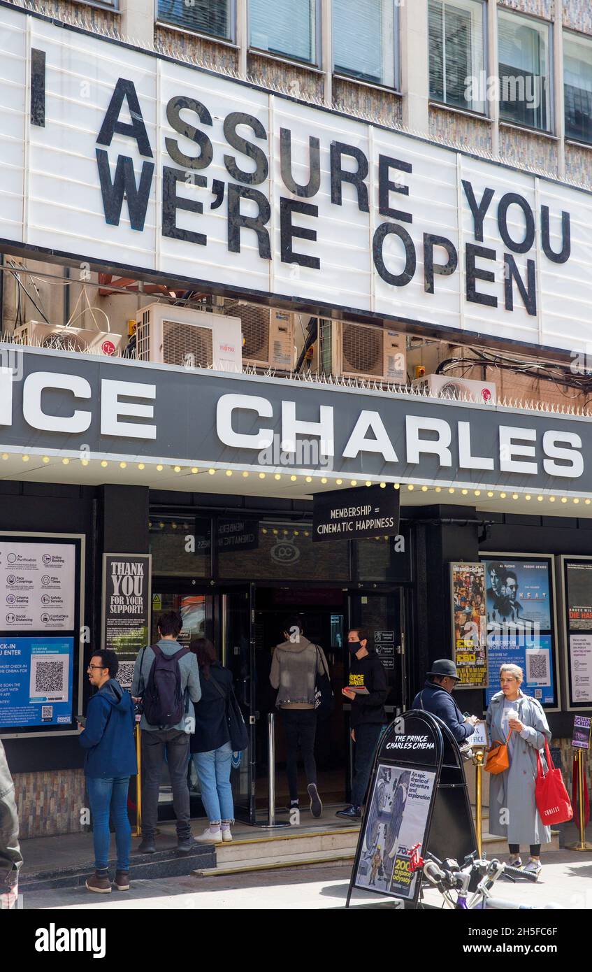 Vor dem Prince Charles Cinema in London warten Menschen, da Innenräume wie Museen und Kinos wieder geöffnet werden dürfen. Stockfoto