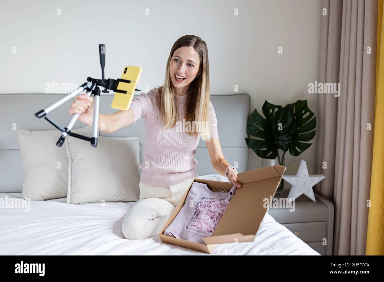 Käufer Auspacken Box mit gekaufter Bestellung während Black Friday Verkauf. Geschäftsverkäufer Frau Unternehmer Verpackung Produkt zu senden Verbraucher. Person öffnet sich Stockfoto