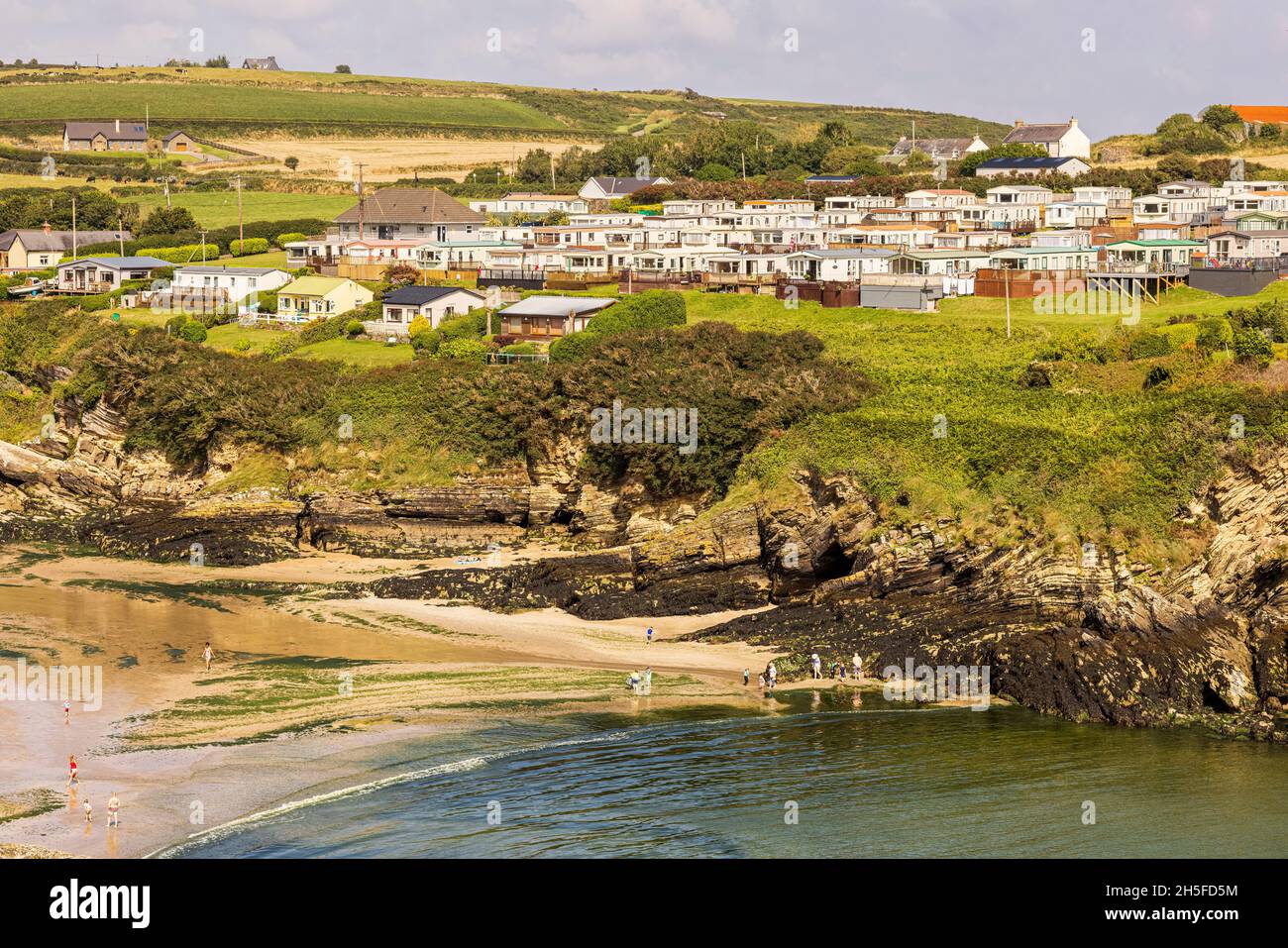 Ferienhäuser und statische Wohnwagen in Roberts Cove, County Cork, Irland Stockfoto