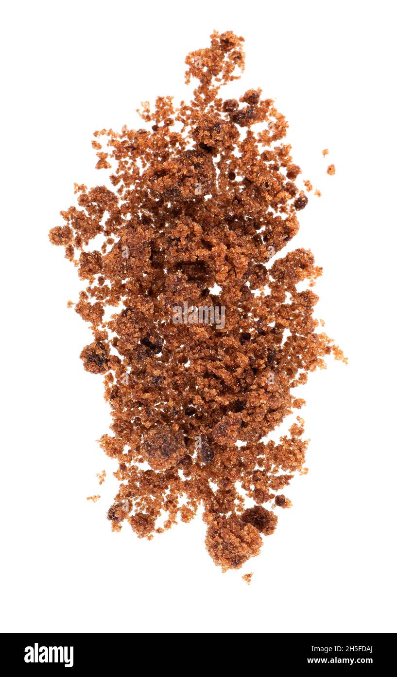 Muscovado Zucker isoliert auf weißem Hintergrund. Barbados Zucker, Khandsari oder khand. Draufsicht. Stockfoto