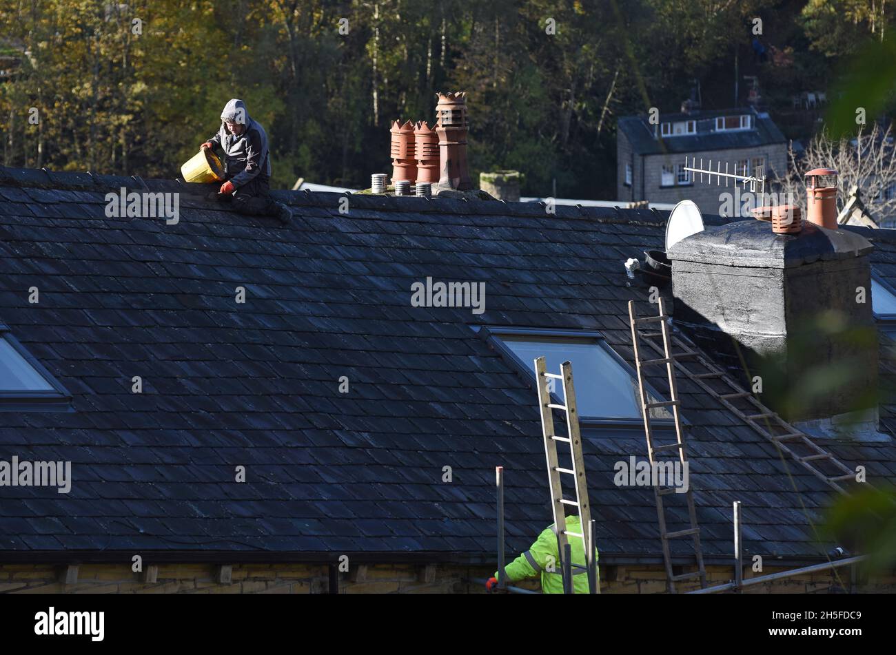 Baumeister repariert Dach auf Haus ohne Gesundheits- und Sicherheitsausrüstung Großbritannien, Großbritannien Stockfoto
