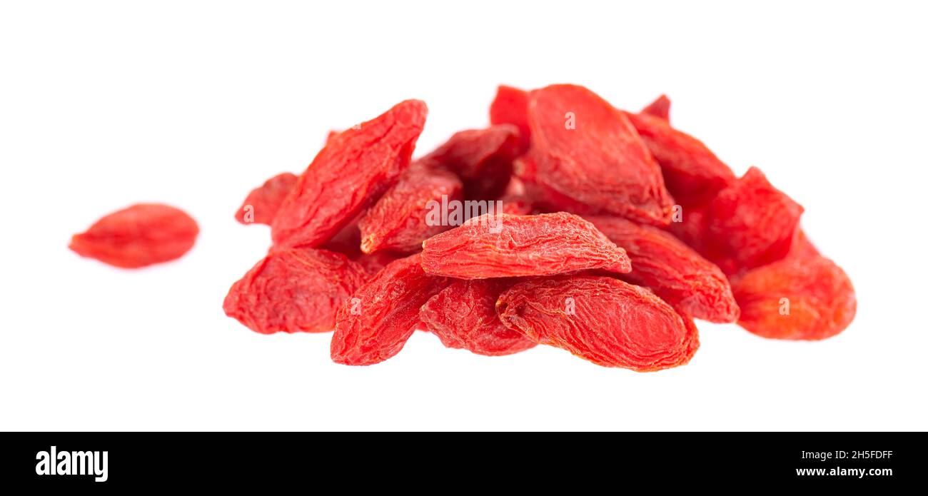 Chinesische Wolfbeeren isoliert auf weißem Hintergrund. Haufen getrockneter Goji-Beere. Stockfoto