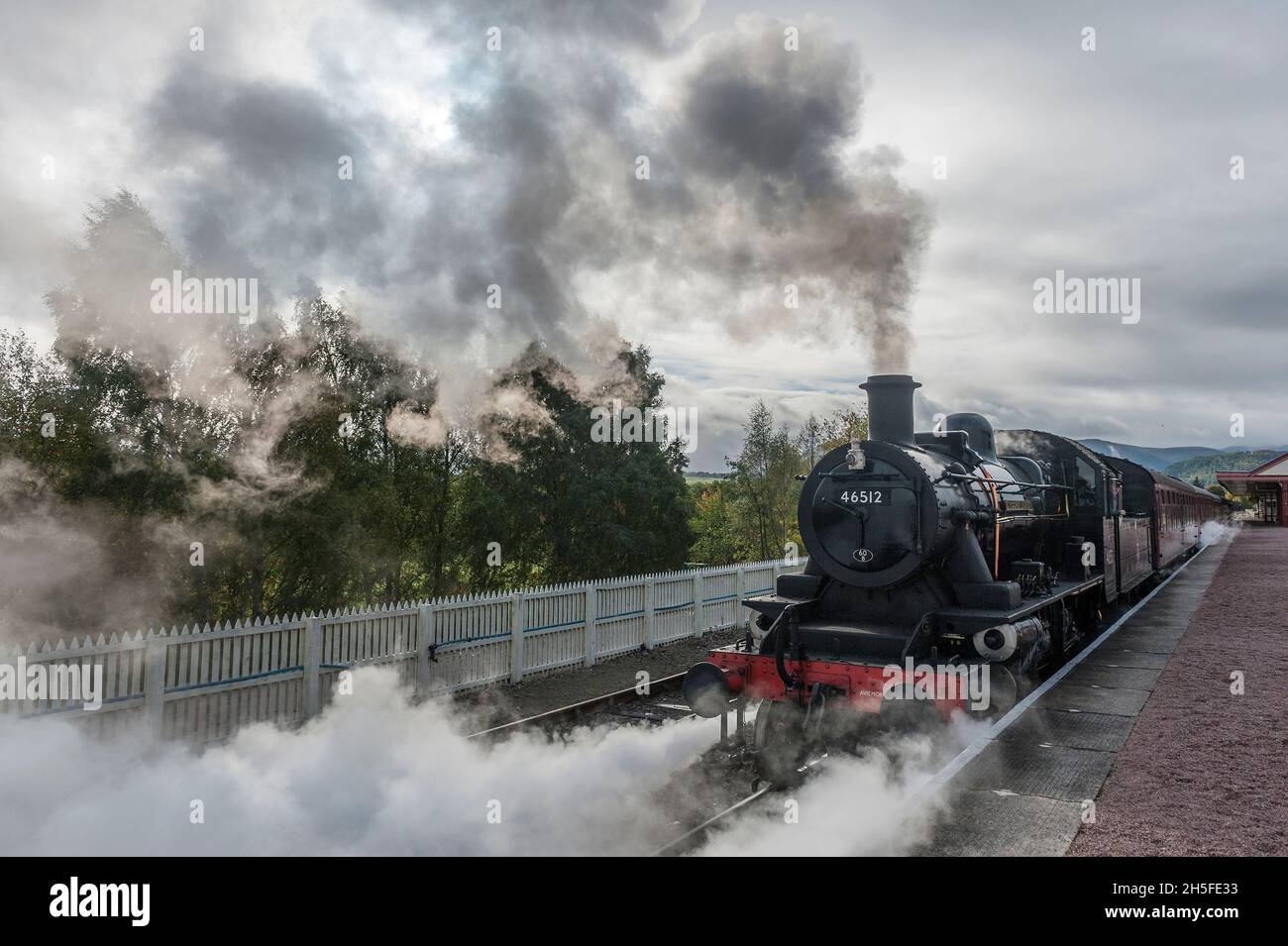 Schottland . . Die Strathspey Steam Railway ist eine der Hauptattraktionen im Cairngorms National Park.die Aviemore Steam Train, 46512 steht kurz vor der Abfahrt von Avievor Stockfoto