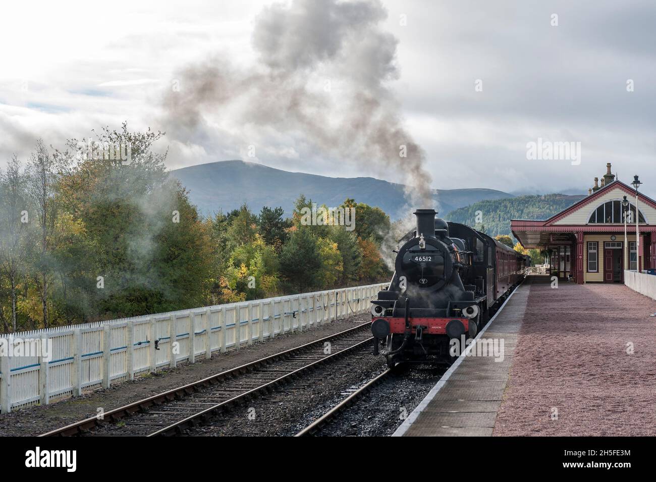 Schottland . . Die Strathspey Steam Railway ist eine der Hauptattraktionen im Cairngorms National Park.die Aviemore Steam Train, 46512 steht kurz vor der Abfahrt von Avievor Stockfoto