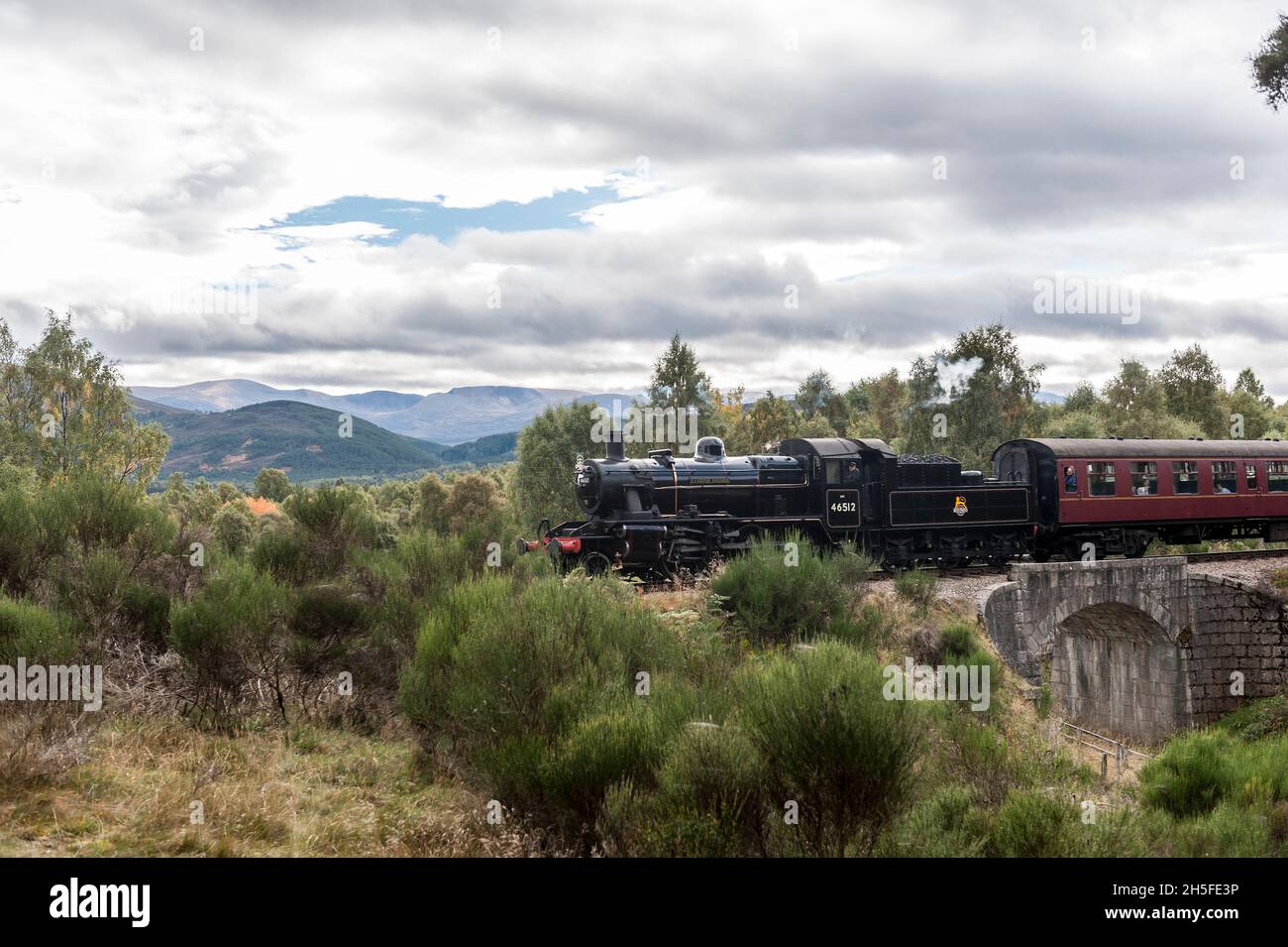 Schottland . . Die Strathspey Steam Railway ist eine der Hauptattraktionen im Cairngorms National Park.die Aviemore Steam Train, auf dem Weg zum Boat of Garton Stockfoto