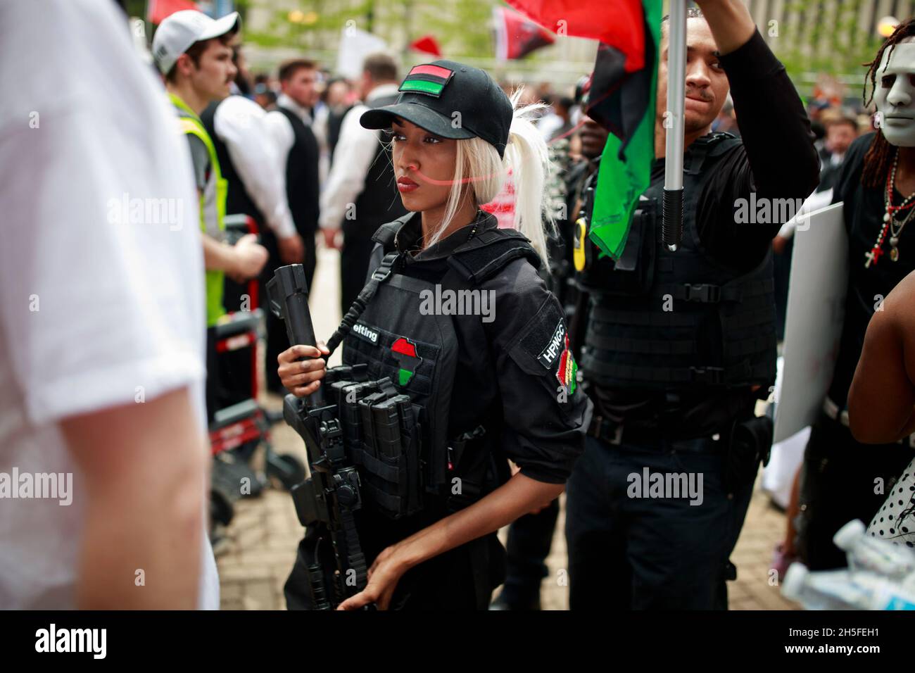 Ein Mitglied des Huey P. Newton Gun Club trägt ein Gewehr, während er gegen den KKK protestiert. Hunderte von Gegen-Demonstranten, darunter die Nation of Islam, New Black Panthers und Huey Newton Gun Club, American Indian Movement und ANTIFA, versammelten sich in der Innenstadt von Dayton, Ohio, um gegen Mitglieder der ehrenwerten Heiligen Ritter zu protestieren - einer Ku Klux Klan-Gruppe aus Indiana. Es gab keine Verhaftungen und die Proteste endeten friedlich, als Hunderte von Polizisten arbeiteten, um die Veranstaltung friedlich zu halten und die Demonstranten voneinander getrennt wurden. Ein Großteil der Innenstadt von Dayton wurde stillgesetzt, und der Platz des Gerichtsgebäudes, auf dem sich die KKK versammelt hatte, war umraschlich Stockfoto